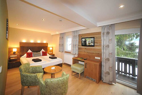 Neues Doppelzimmer Hubertus Suite Suite mit getrenntem Wohn- und Schlafteil und Balkon